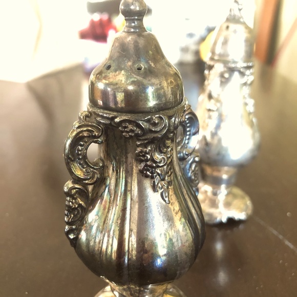 Two Baroque Wallace Silverplate Shakers - Picture 11 of 14